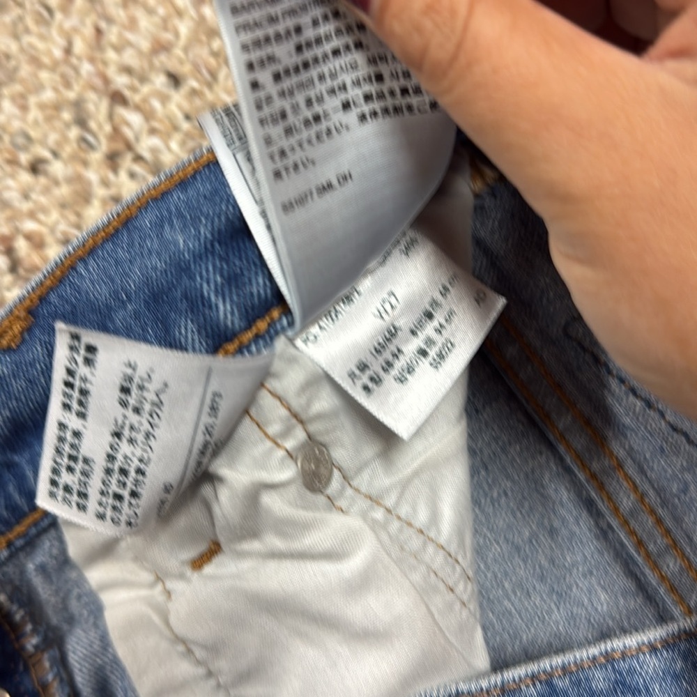 Levis 501 Classic Blue Denim Women's Shorts. Size 27 - Picture 5 of 6